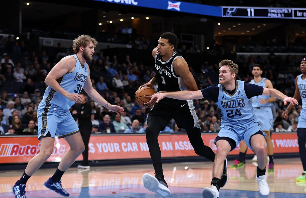 Viktor Vembanjama i Kem Spenser u duelu