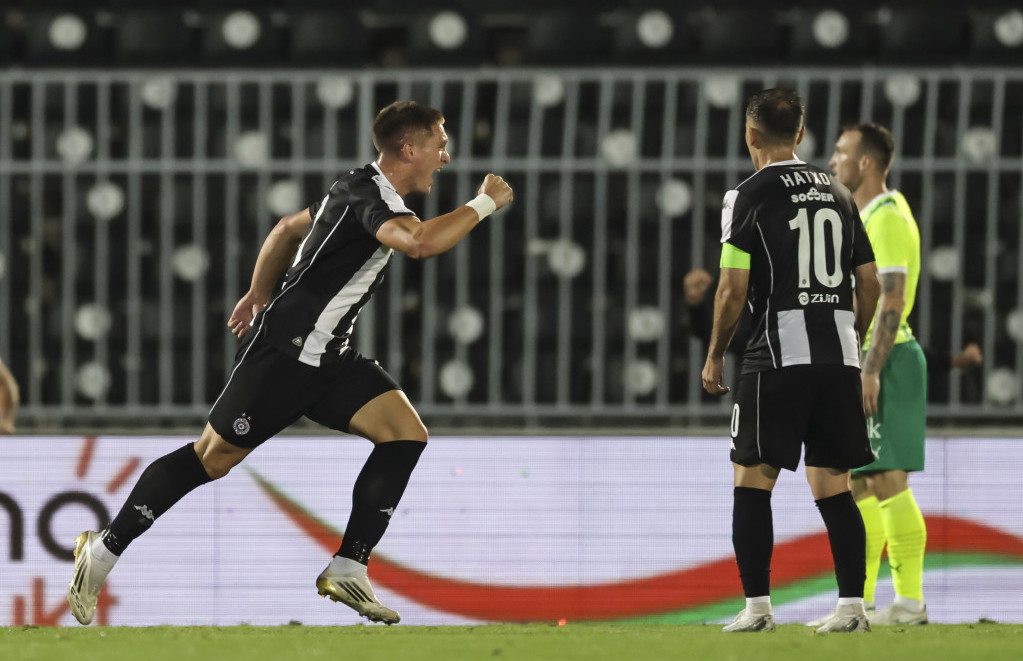Dušan Jovanović slavi gol protiv AEK-a