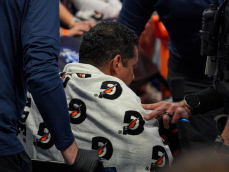 (VIDEO) Nije lako deliti pravdu u NBA: Sudija napustio meč u kolicima