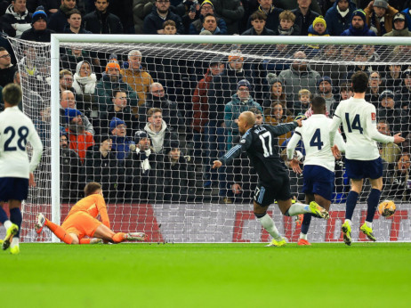 Nema mesta pod suncem za "pevce": Vila eliminisala Totenhem i iz FA kupa