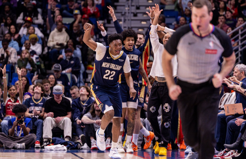 Derik Kvin proslavlja trojku