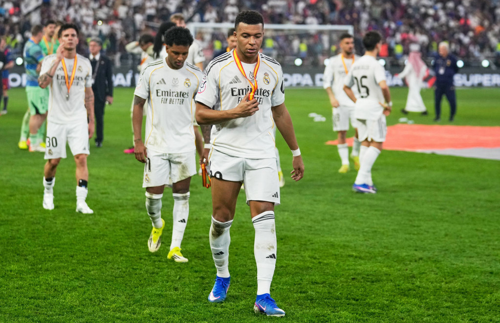 Kilijan Mbape napušta teren pre dodele pehara Barseloni