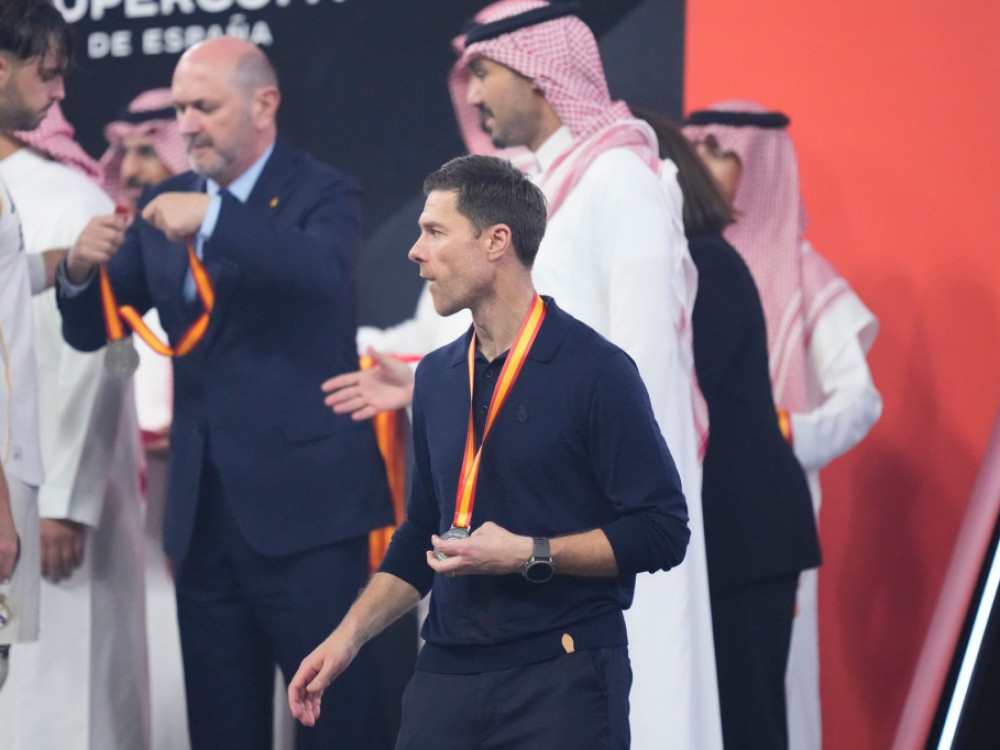 Ćabi Alonso na dodeli medalja nakon finala Superkupa