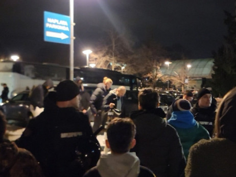 (VIDEO) Košarkaši Partizana stigli u "Pionir": Mali odziv navijača (za sada)