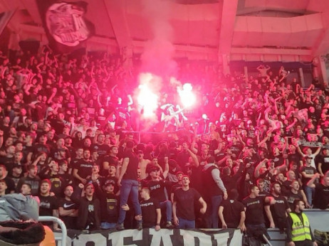 (VIDEO) Bakljada Grobara u "Pioniru", gore tribine na meču sa Olimpijakosom
