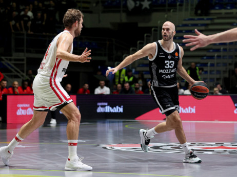 (UŽIVO, VIDEO) Partizan - Olimpijakos (3/4): Crno-beli u velikom minusu, publika nezadovoljna