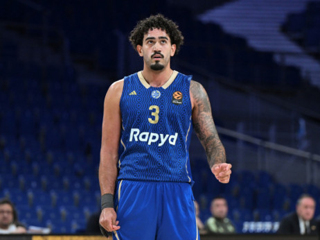 (VIDEO) "Lud" potez u Tel Avivu: Lob pas se pretvorio u trojku! Santos šokirao dvoranu