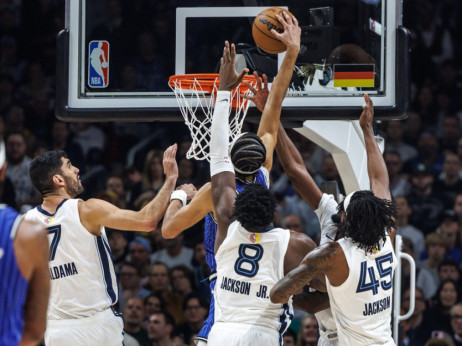 (VIDEO) Imamo već zakucavanje godine: Ni četvorica ga nisu zaustavili