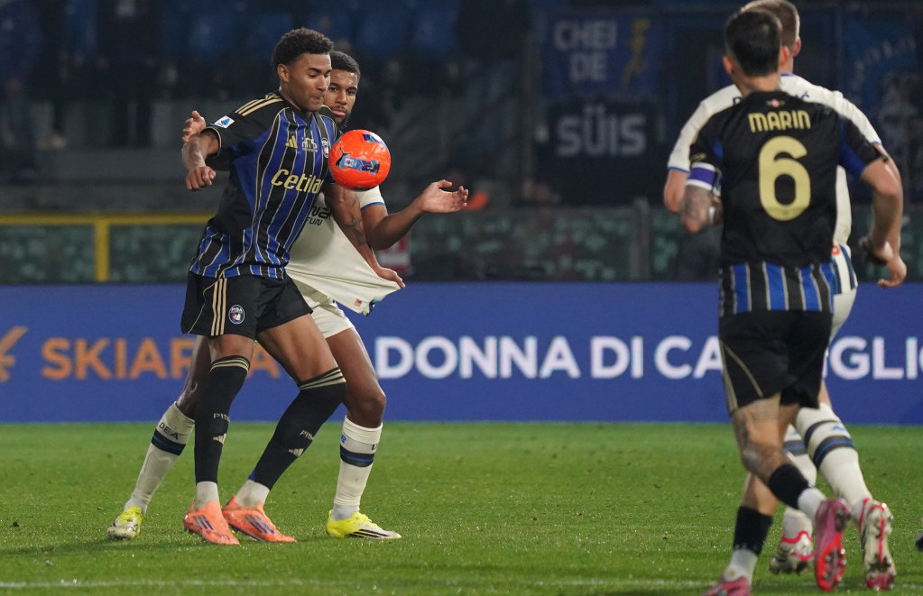 Henrik Meister, igrač Pize u duelu sa Atalantom