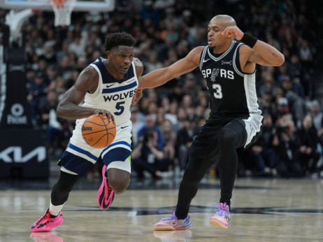 (VIDEO) Vembanjama briljirao u finišu: San Antonio slavio protiv Timbervulvsa uprkos 55 poena Edvardsa