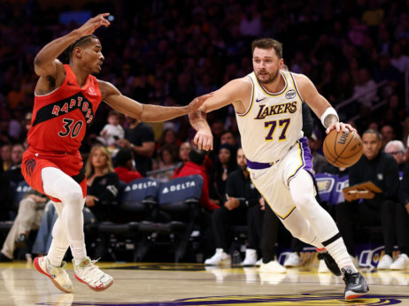 (VIDEO) Dončić i Džejms predvodili Lejkerse do ubedljive pobedu nad Reptorsima