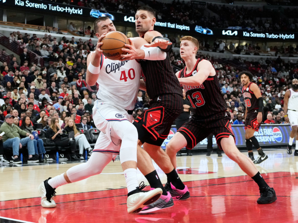 Ivica Zubac u duelu sa Nikolom Vučevićem