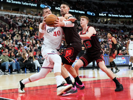 (VIDEO) Bulsima veče za istoriju: Čikago razbio Kliperse uz kišu trojki