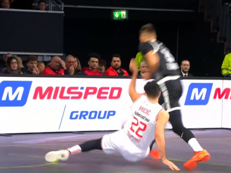 (VIDEO) Fudbalski faul Vasilija Micića: Nogom namerno sapleo Arijana Lakića