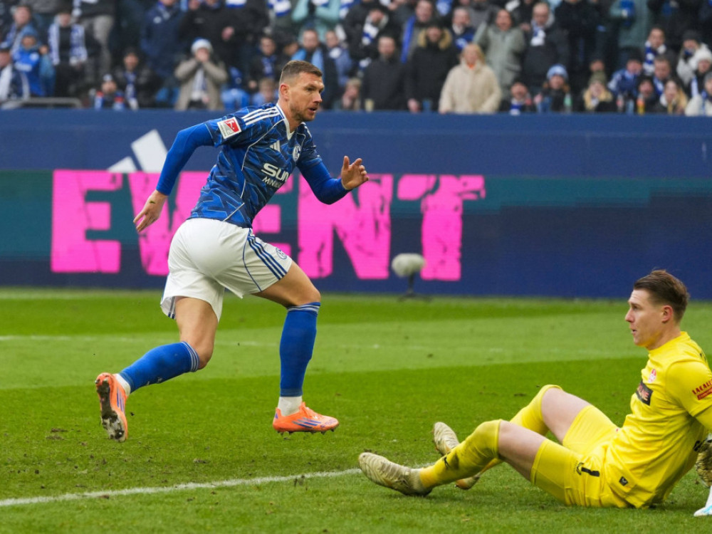 Edin Džeko, fudbaler Šalkea, strelac protiv Kajzerslauterna