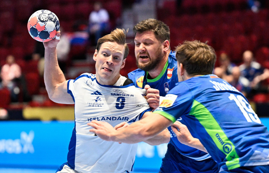 Janus Smarason (Island) probija odbranu Slovenije