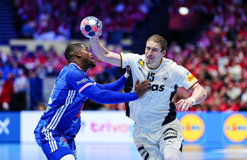 Juri Knor i Dika Mem u duelu