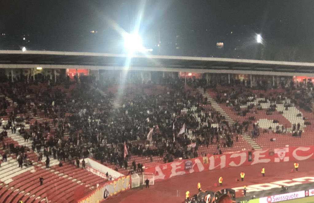 Navijači Crvene zevdze na severnoj tribini sat pre početka utakmice