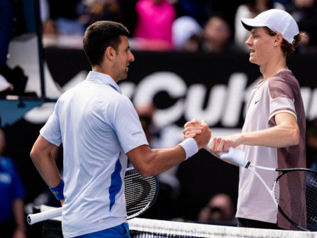 (UŽIVO) Novak Đoković - Janik Siner: Bitka za finale AO, strašna forma ili vanvremenska klasa?