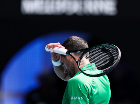 (UŽIVO, FOTO, VIDEO) Novak Đoković - Janik Siner: Bitka za finale AO, prvi brejk ide Italijanu