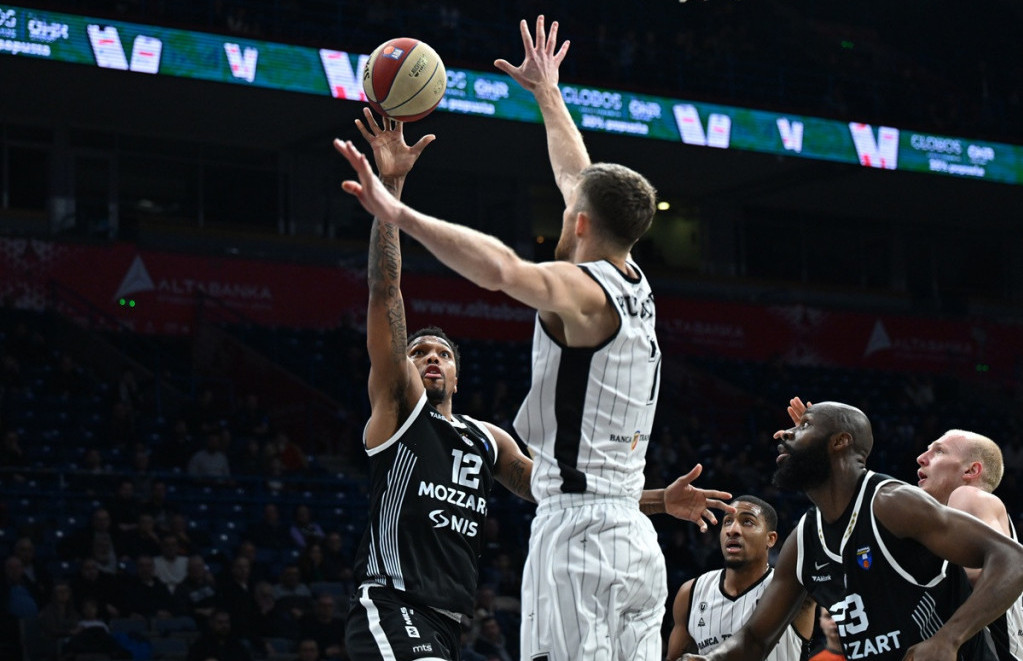 Strerling Braun u prodoru ka košu Kluža