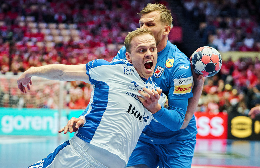 Omar Ingi Magnuson u borbi sa rukometašem Hrvatske