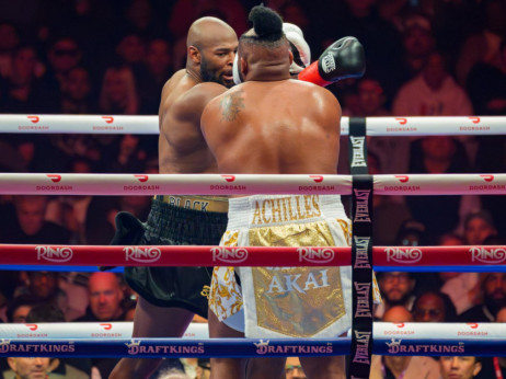 (VIDEO) Kad te protivnik toliko jako bije da ti bukvalno otpadne kosa: Bizarne scene u hevivejt diviziji