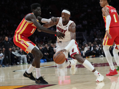 (VIDEO) Atlanta pokvarila jubilej Majamiju: Džonsonov tripl-dabl za tišinu u dvorani, Jović opet skroman