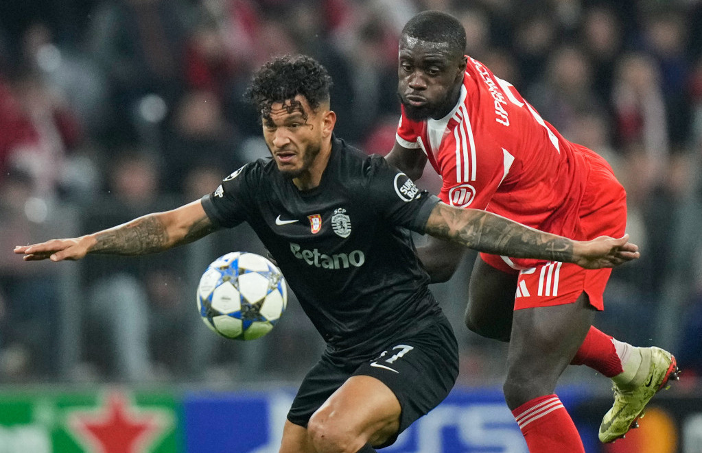 Dajo Upamekano u duelu sa Luisom Suarezom iz Sportinga