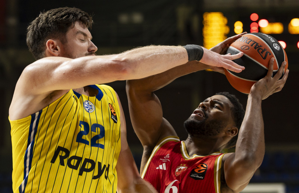 Ti-Džej Lif u duelu sa Džeredom Batlerom