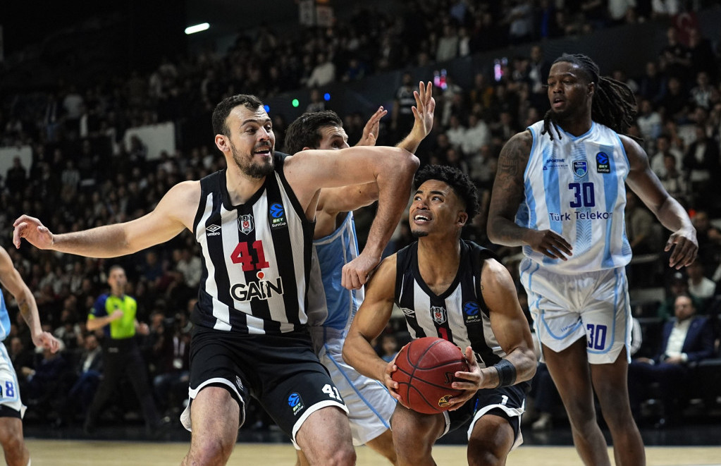 Devon Dotson na meču sa Turk Telekomom