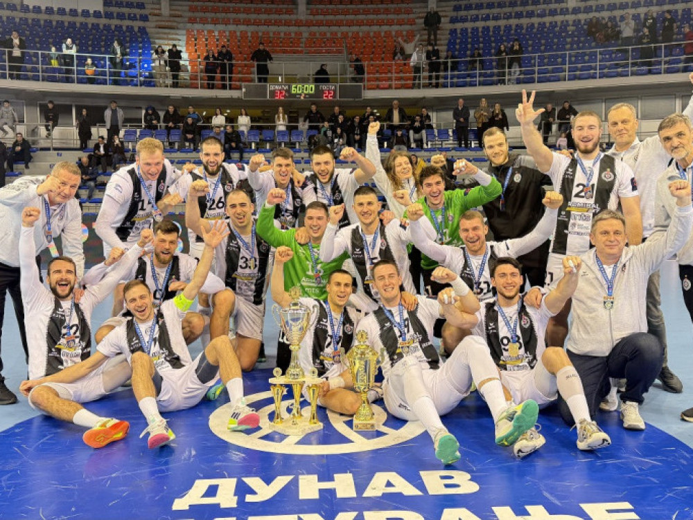 Rukometaši Partizana, proslavljaju jedan od dva trofeja u "Čairu"