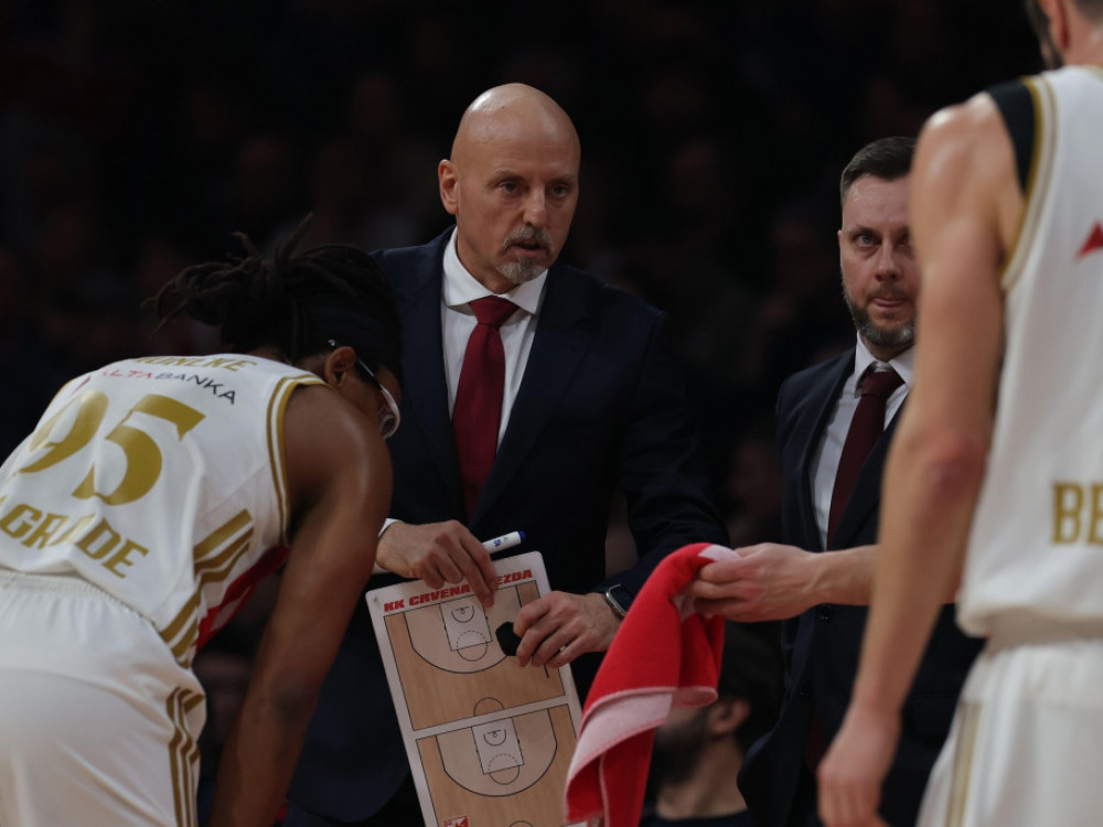 Saša Obradović, trener Crvene zvezde, sa igračima tokom meča