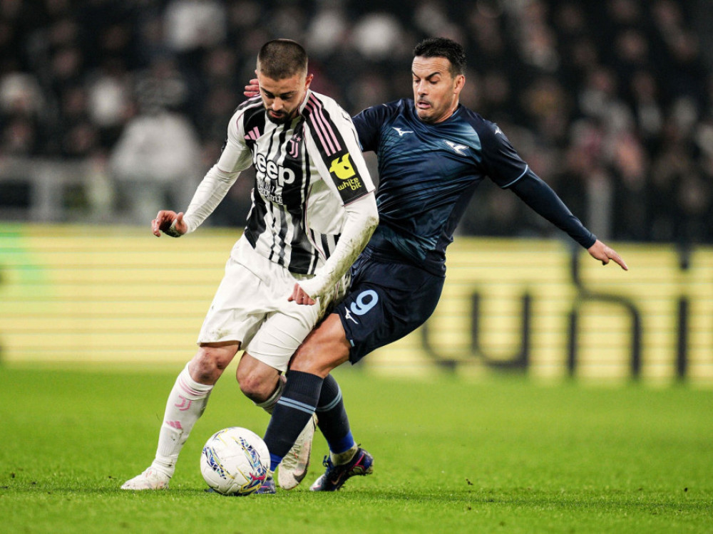 Igrači Juventusa i Lacija u duelu