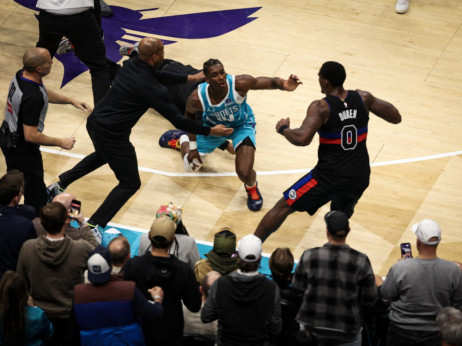 (VIDEO) Haos i pesnice u Šarlotu, meč prekinut zbog tuče!