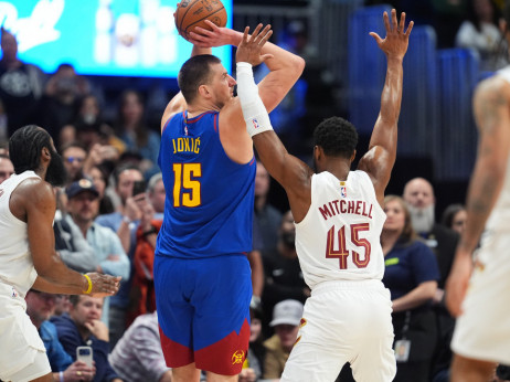 Jokićev tripl-dabl i promašena pobeda: Harden na debiju i Mičel sa penala zaledili Denver