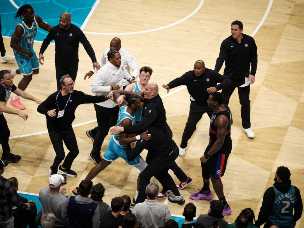 Tuča na parketu bacila je u senku ceo meč