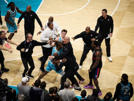 (FOTO/VIDEO) Oglasili se iz Detroita imali su šta da kažu: Igrači Šarlota su prešli granicu ...