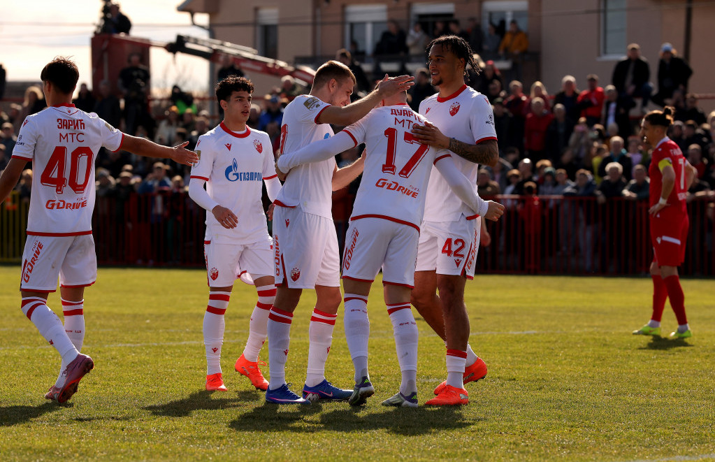 Džej Enem čestita Brunu Duarteu na prvom golu