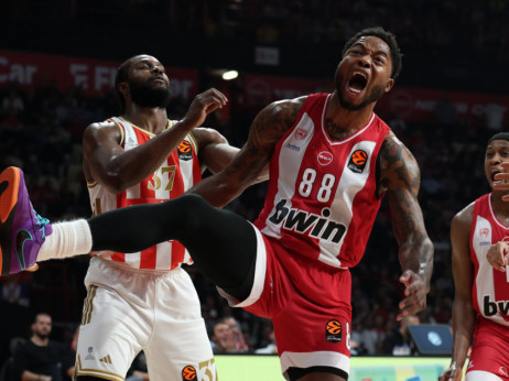 Neuspešna igra mačke i miša u Pireju