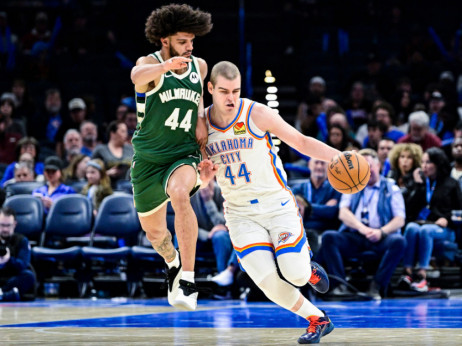 (VIDEO) Topićev emotivni debi u NBA: Prvi koš i ovacije uprkos porazu Oklahome od Milvokija