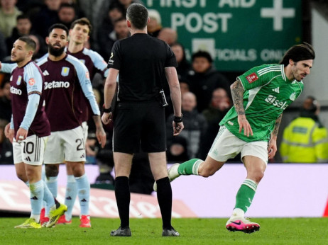 FA Kup: Njukasl preokrenuo Vilu sa igračem više, Siti siguran protiv Salforda