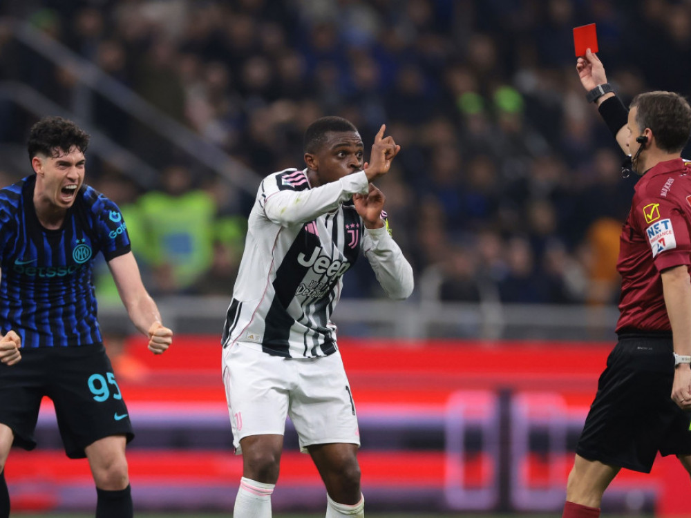Trenutak kada igrač Juventusa dobija crveni karton, na derbiju sa Interom