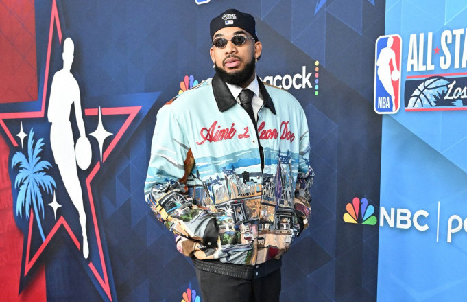 Kar Entoni Tauns u jakni sa motivom iz hrišćanske ikonografije