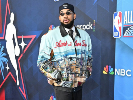 (VIDEO) Srbin objasnio Taunsu da ima jaknu sa motivom "Sveti Đorđe ubija aždaju"