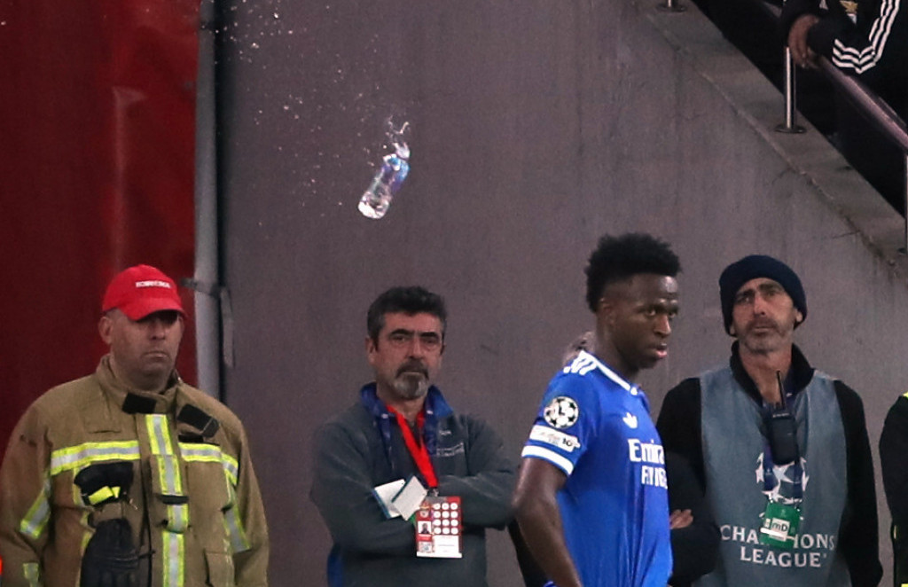 Na krjau su Vinisijusa Žuniora gađali flašom