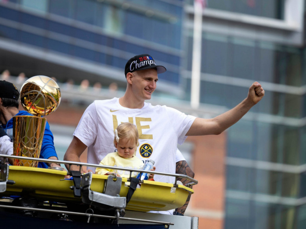 Nikola Jokić sa ćerkom proslavlja titulu