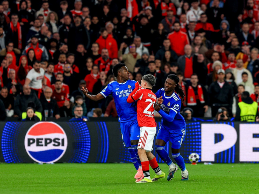 Đanluka Prestijani, fudbaler Benfike, dok vređa Vinisijusa iz Real Madrida