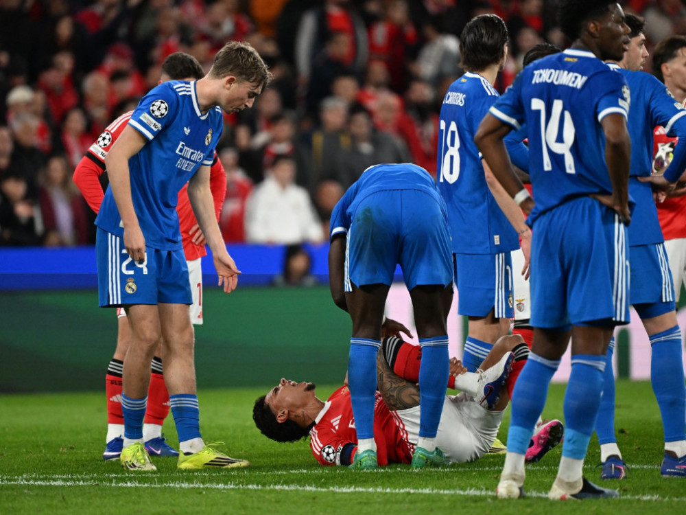 Fudbaleri Real Madrida i faulirani igrač Benfike, u meču Lige šampiona