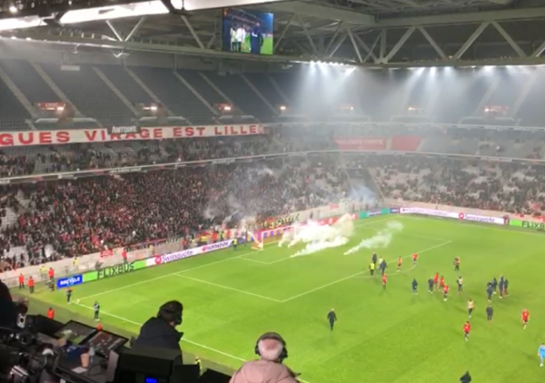 (VIDEO) BESNI navijači Lila GAĐALI BAKLJAMA svoje igrače zbog poraza od Zvezde